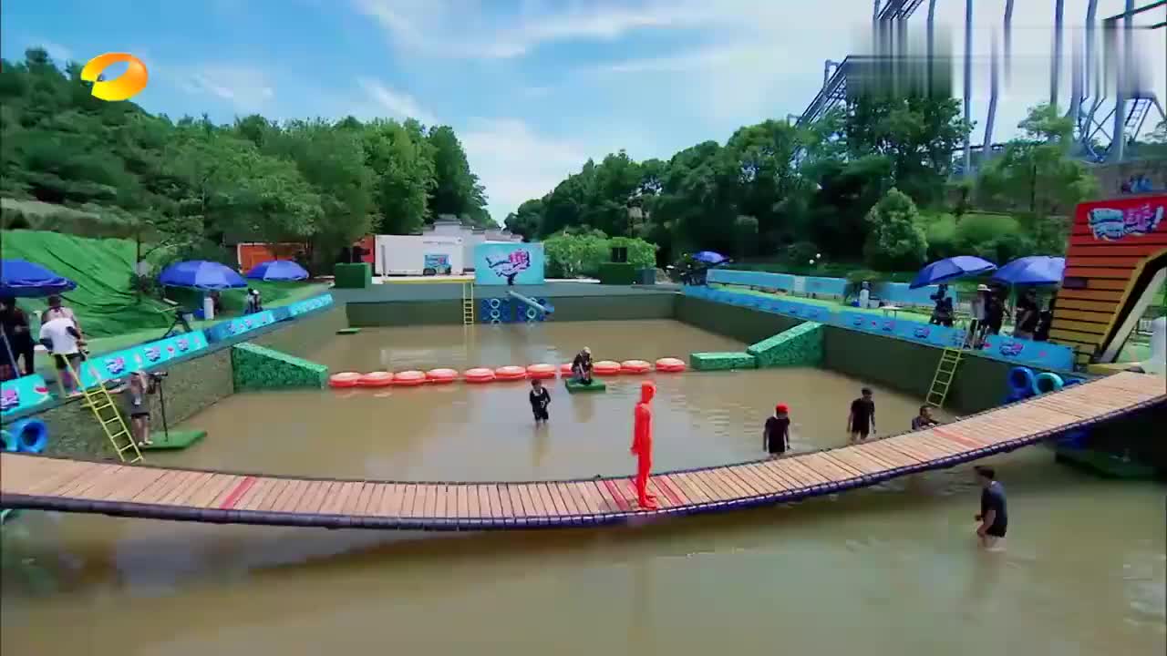 摇啊笑啊桥:大哥都躺下了,小绵羊队还不放过他,卖力狂扭太生猛