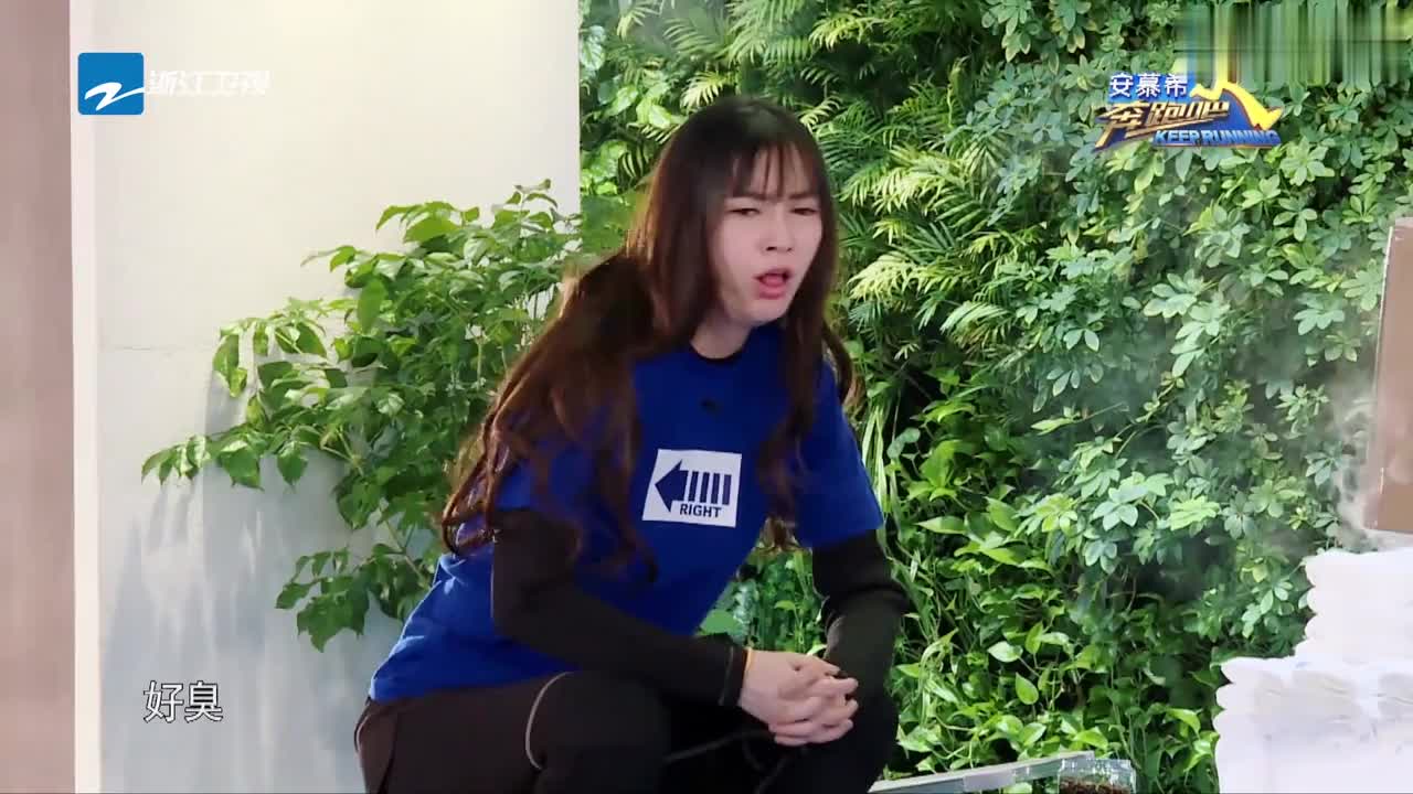 杨颖闻垃圾空气,瞬间被熏得狂打喷嚏,隔着屏幕都闻到味了!