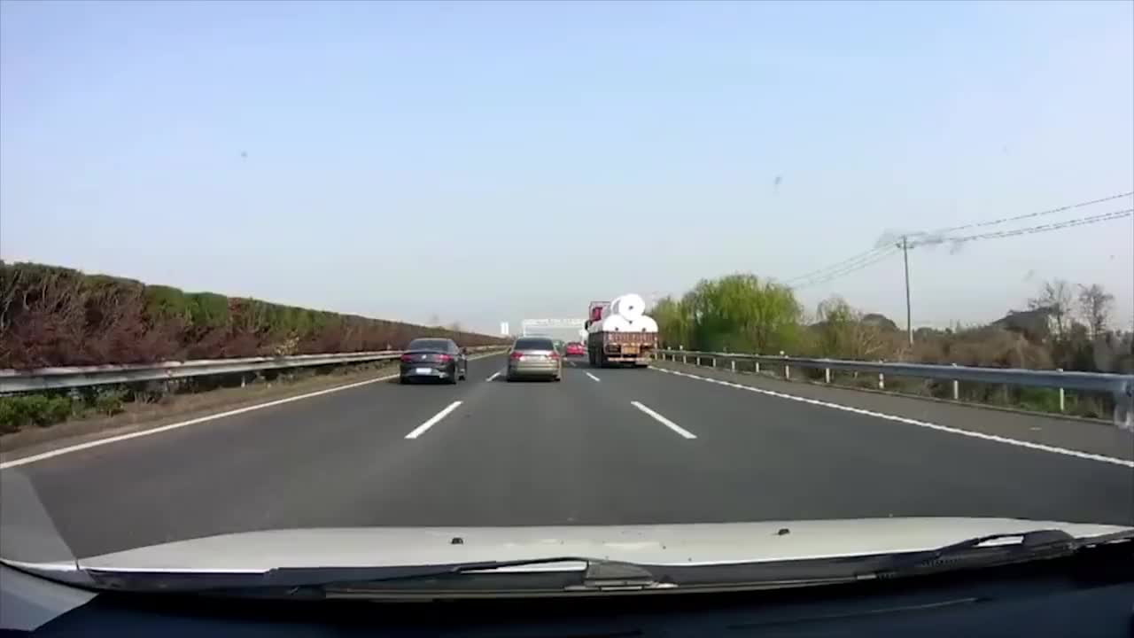 行车记录仪:高速上偶遇司机这车速,回家过清明也不至于如此着急