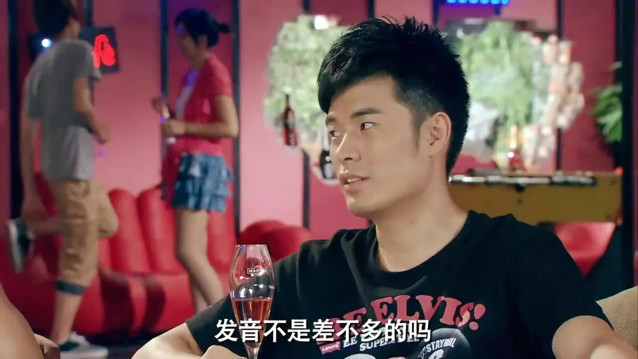 爱情公寓胡一菲换上超级性感的皮衣瞬间俘获了曾小贤的心