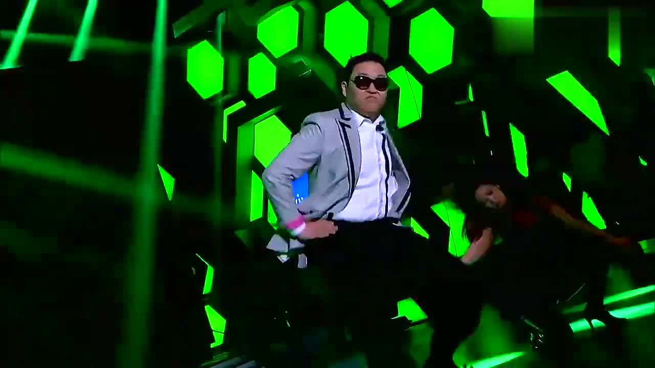 一首《江南style》,鸟叔和快乐家族同台跳骑马舞,台下观众沸腾