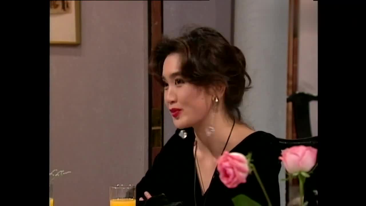 火玫瑰温碧霞的一句话,让乔家父子看出她的地位,赶紧巴结起来