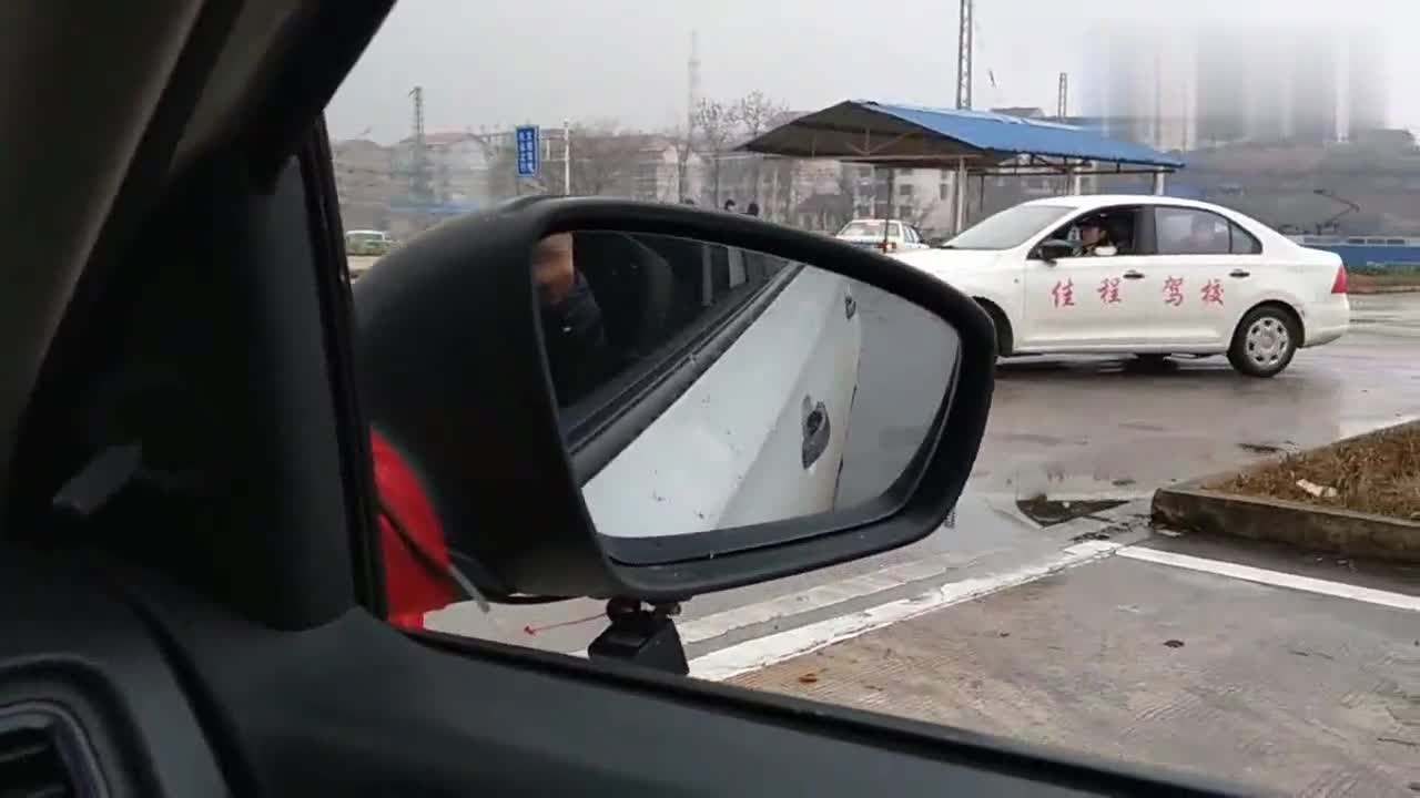 车内视角看教练指导学员倒车入库,方法简单易懂,轻松入库!