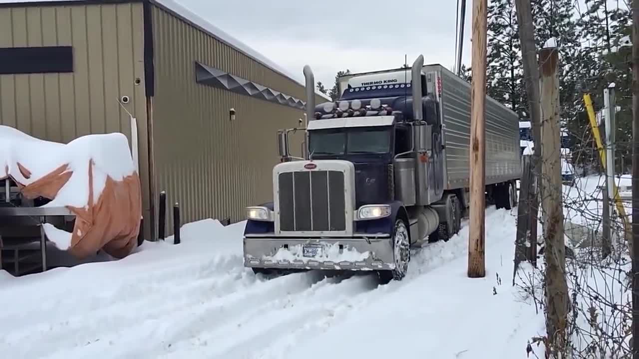 这才是考验驾驶技术的时候,老司机雪地里驾驶大型货车