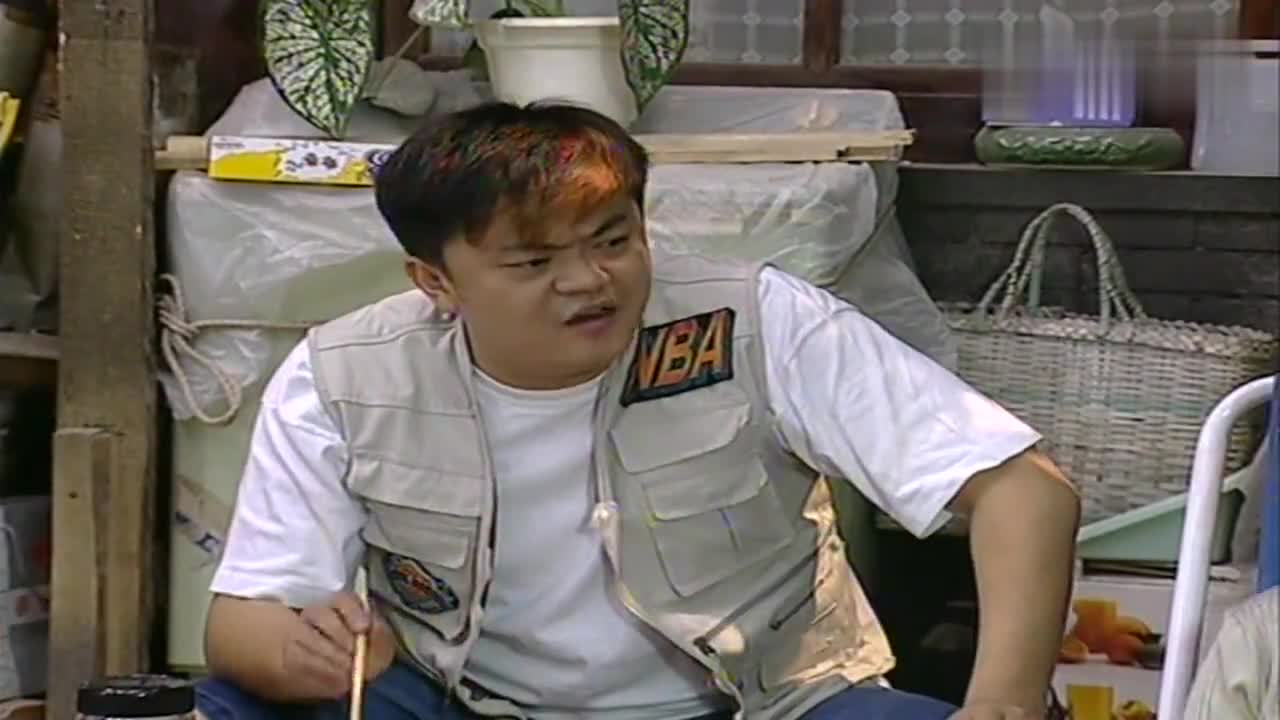 巩汉林不愧是著名喜剧演员,浑身都是戏,把这一角色演活了!