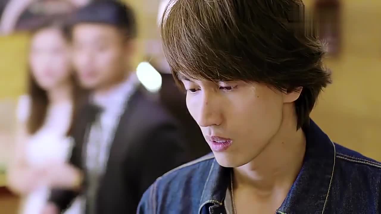 未婚妻出门被总裁撞个正着,总裁看到未婚妻的手链,明白了一切