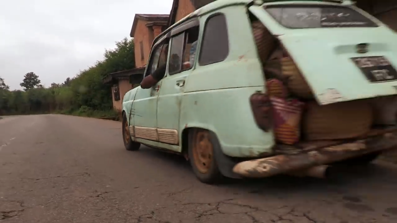 马达加斯加的出租车真能拉货 最多一车拉过22人的足球队