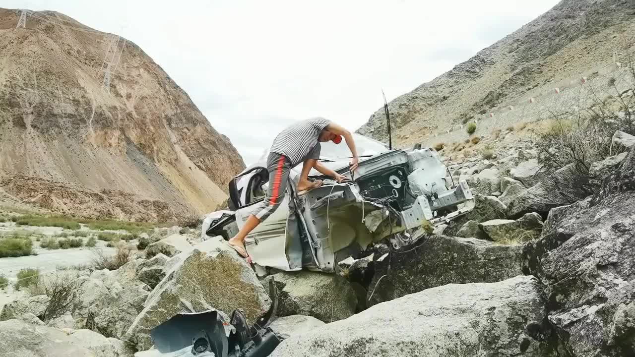 穷游小伙熊大悬崖下发现一辆车!高兴坏了,下去就拆!看有啥?