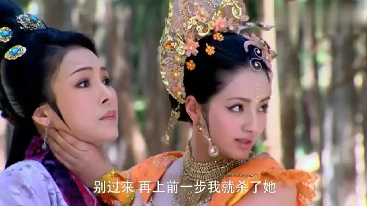 琵琶精威胁哪吒杀李靖,哪吒一气之下甩出风火轮,直接把她弹飞了
