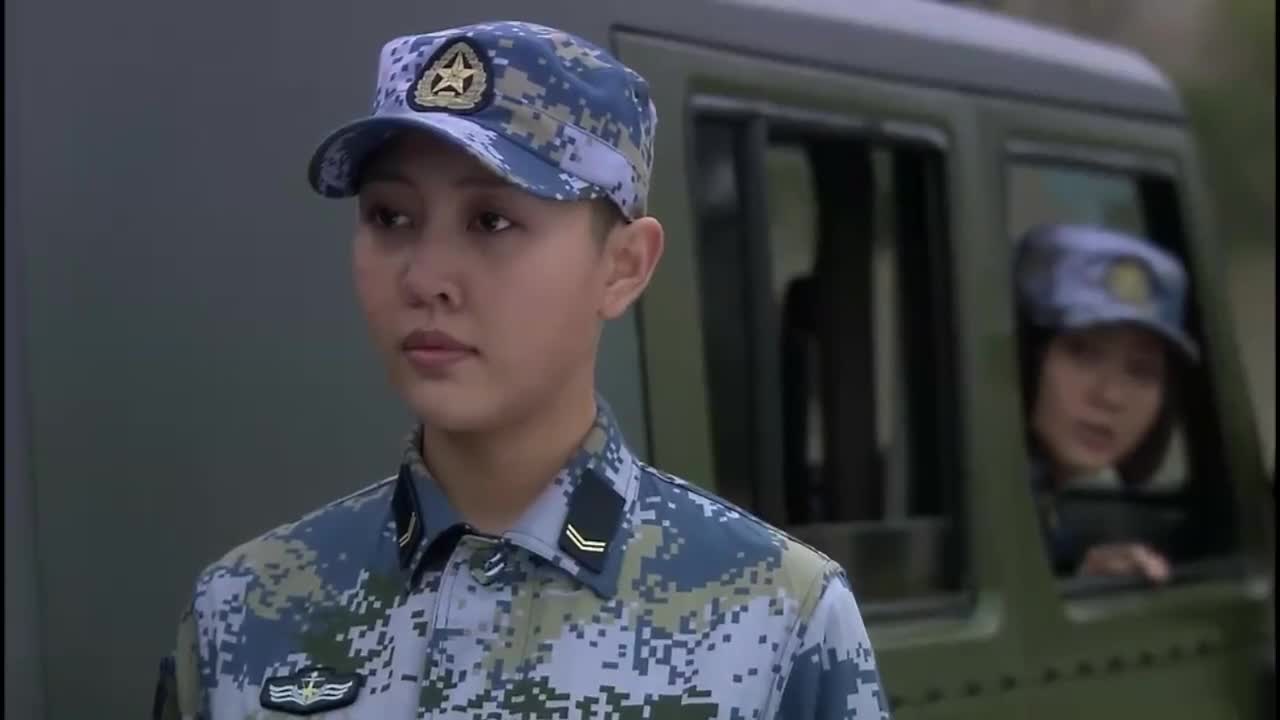 火蓝刀锋:等不到张冲乌云决定上车离开,张冲光脚冲刺追赶