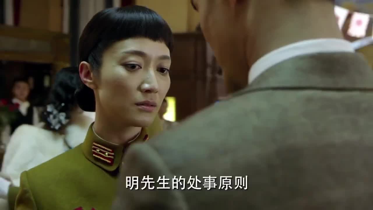 南田说,要是阿诚被明楼打成瘸子,她保证阿诚可以拿到轮椅的钱