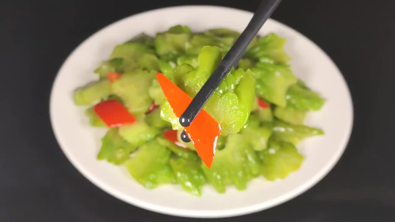 教你做蒜蓉苦瓜,分享一个小窍门,淡淡的苦味中带点甜营养又爽口
