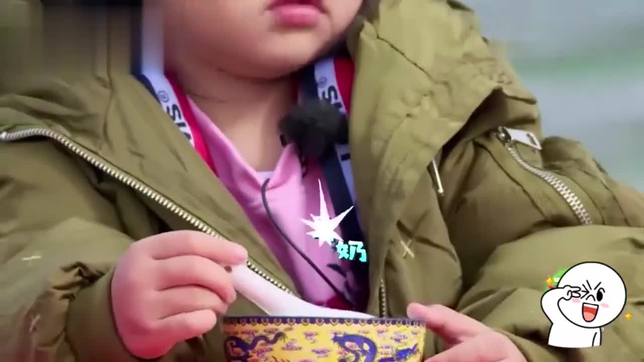 饺子被逼喝马奶,刚喝一口就沉默不语,瞧这委屈的小表情!