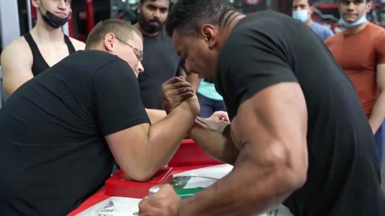 眼镜小伙和整个健身房肌肉男掰手腕谁更厉害结果一边倒