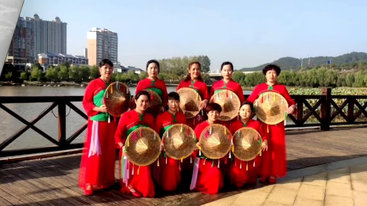 优美斗笠舞《美丽的漓江河》团队版,队形变换巧妙,好听又好看