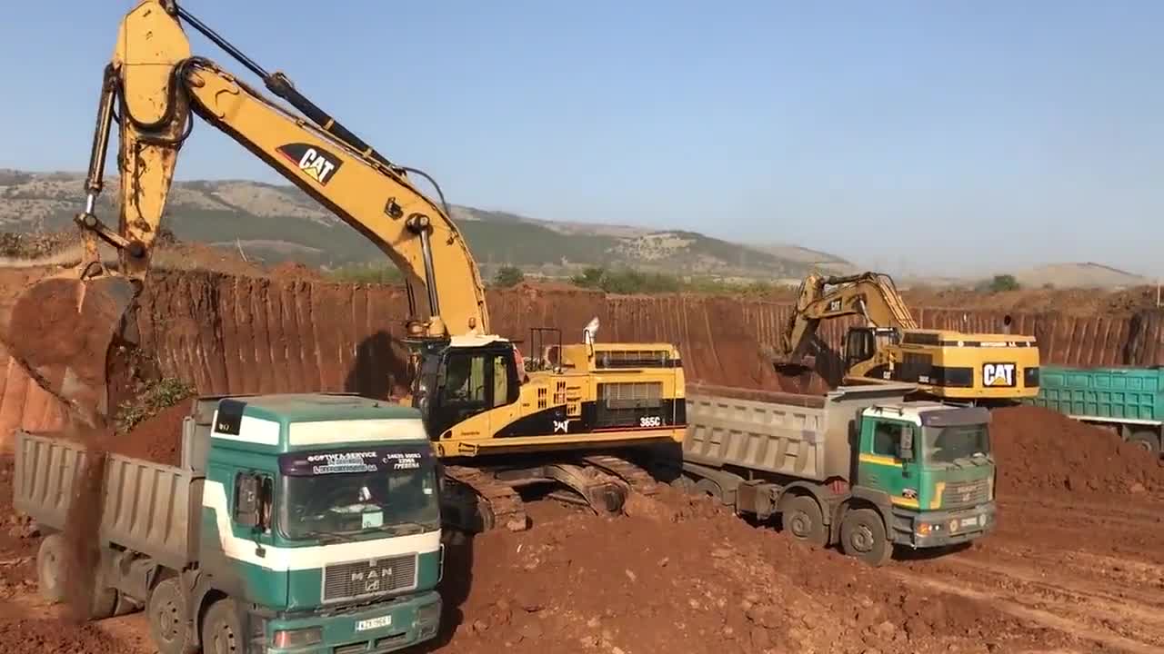 工地上的卡特彼勒大型挖掘机,看着真过瘾