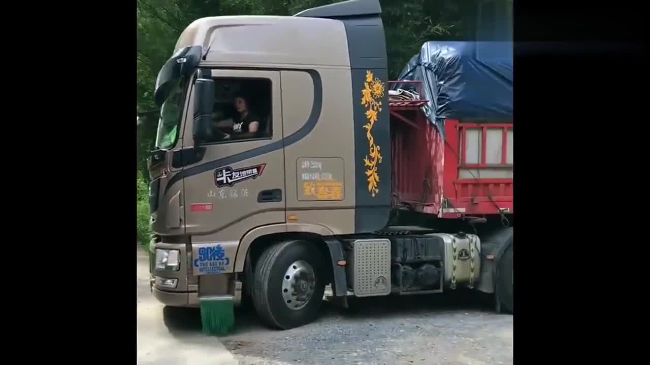 开半挂车的女司机,没想到车技还这么牛,一看就是老司机!