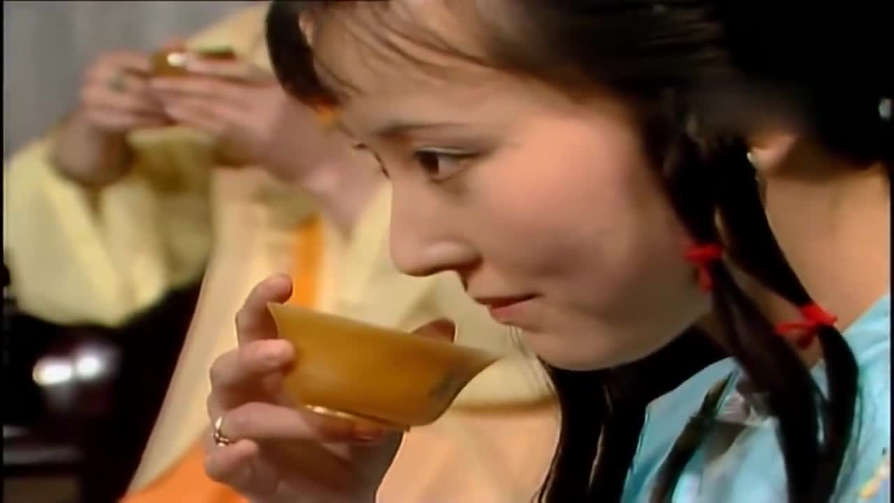 红楼梦:妙玉瞧不起人?黛玉说错茶水的来源,这语气仿佛欠她钱
