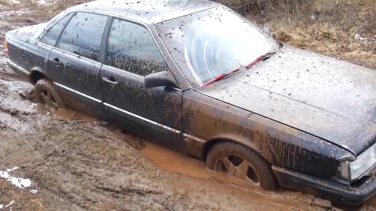 福建车主把奥迪开回乡下,沉陷泥潭以为没戏,猛踩油门乐坏了!
