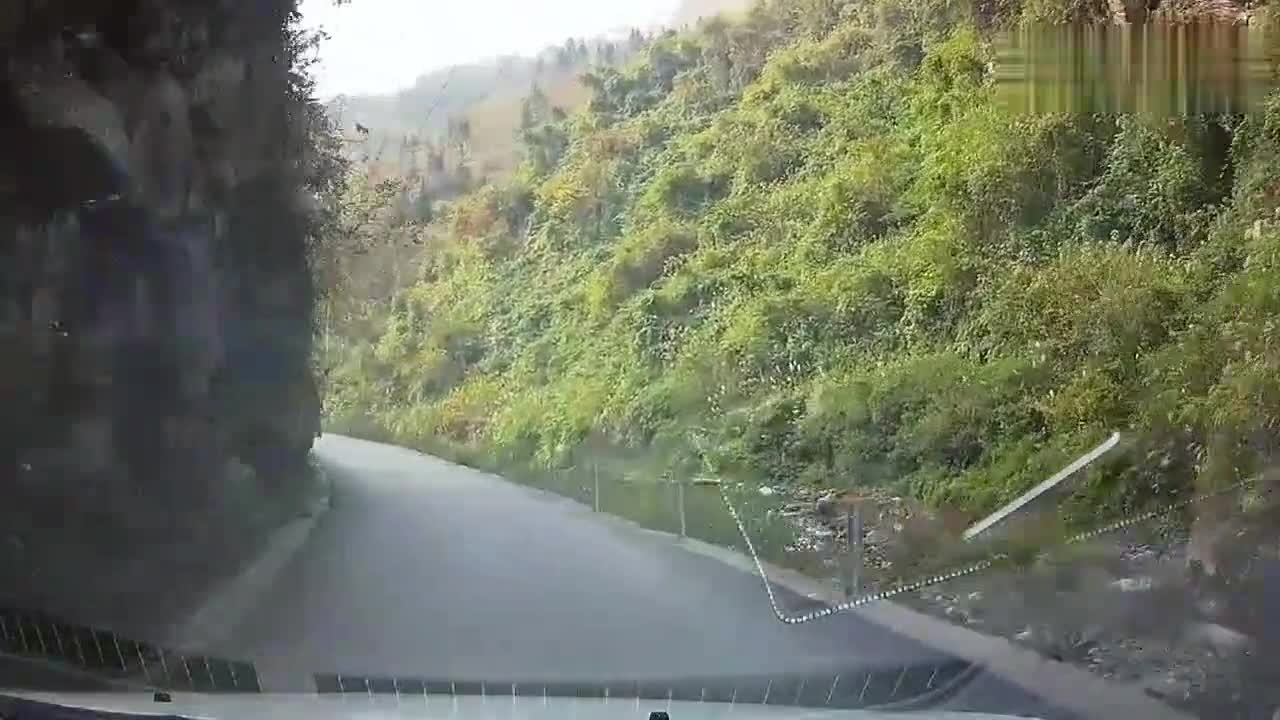 山区弯道一定要按喇叭,更要减速慢行,注意前方来车