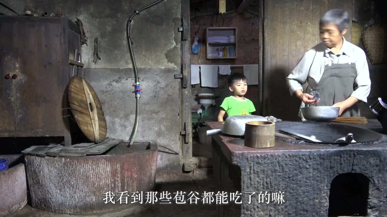 刘老九嫂嫂家玉米成熟了,6岁儿子嘴馋想吃,搬几个煮起真好吃