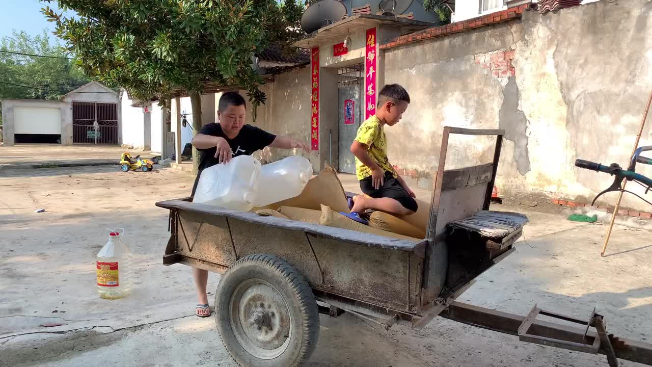 西娃子压榨农村纯正菜籽油,无任何添加吃起来放心,香香的菜籽油