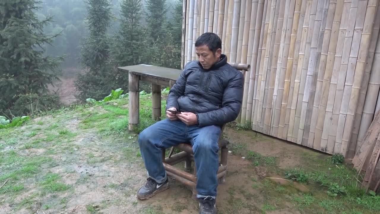 农村四哥送的猪排,二流子和明二哥放大铁架上烤着吃,吃的真过瘾