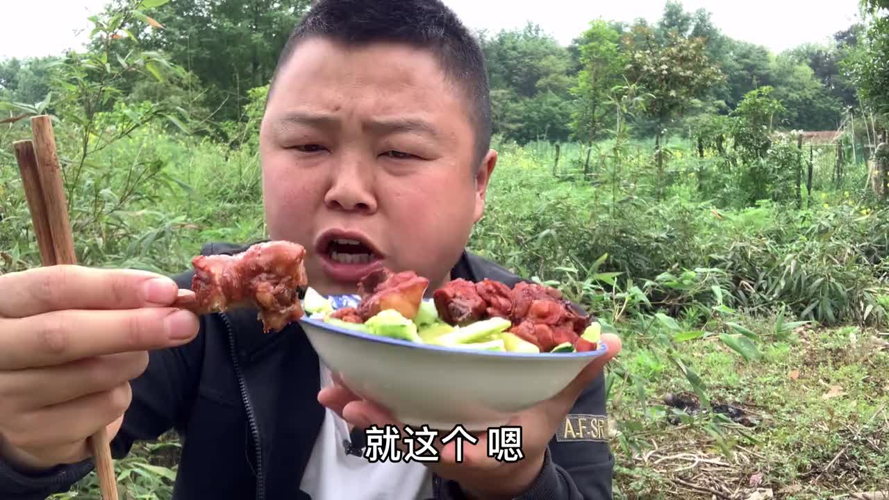 西娃子干完活饿了,回来做红烧大鸡腿,小泡椒拍黄瓜,吃的太香了