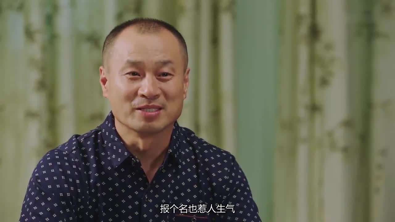 王老七沏茶招待谢广坤,二人讨论竞选,谢广坤劝王老七撤选