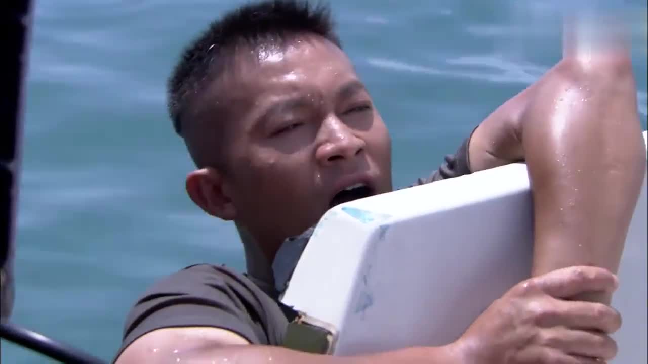 火蓝刀锋:沈鸽误把海盗当成救援队,疯狂朝对方招手求救