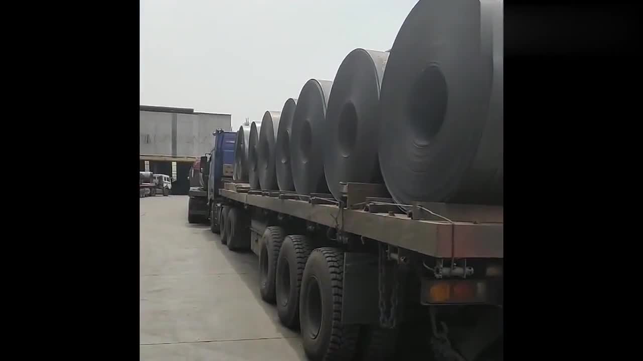 一辆挂车装了整整21捆钢卷司机真是艺高人胆大