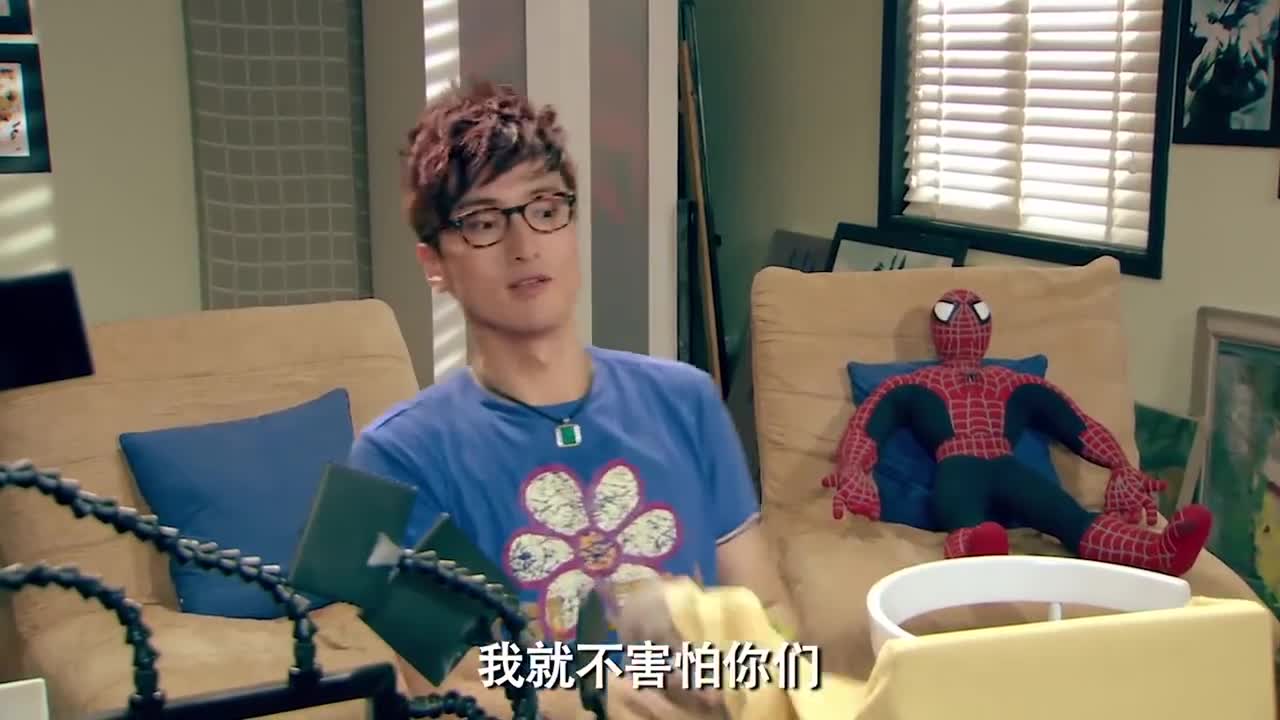 爱情公寓:吕子乔关谷展播打cs,技术不够外挂来凑!