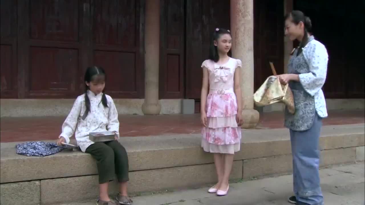 奶奶再爱我一次:阿足家里穷,饭盒里只有一个红薯,令人心疼