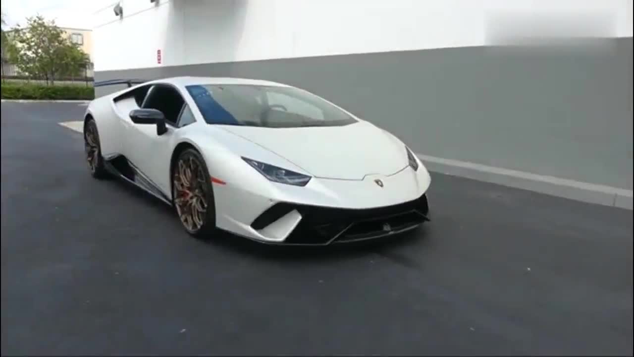 兰博基尼胡拉坎,名字感觉怪怪的,车身看起来却十分的帅气