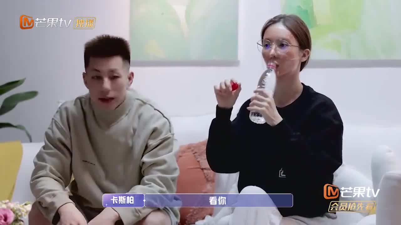 女儿们的恋爱:金晨卡斯柏素颜约会,现场笑出双下巴,形象气质全