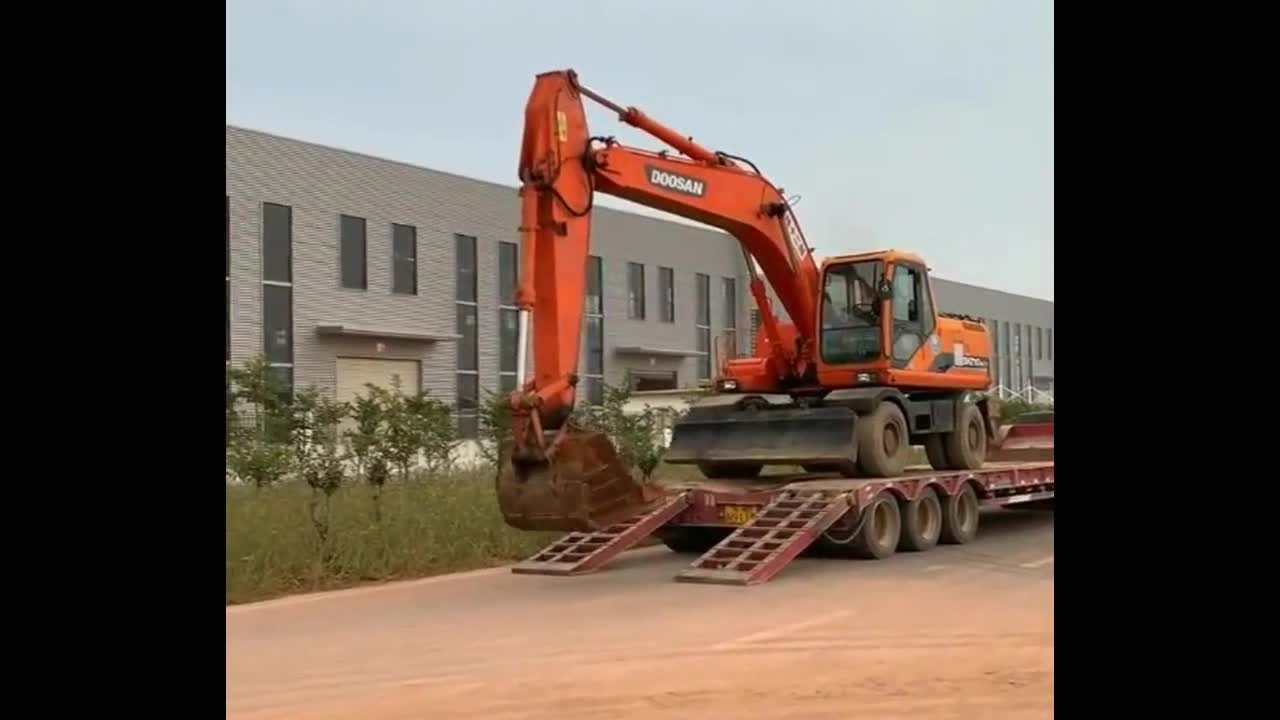 新手开轮式挖掘机推土铲顶住地面都不知道太猛了