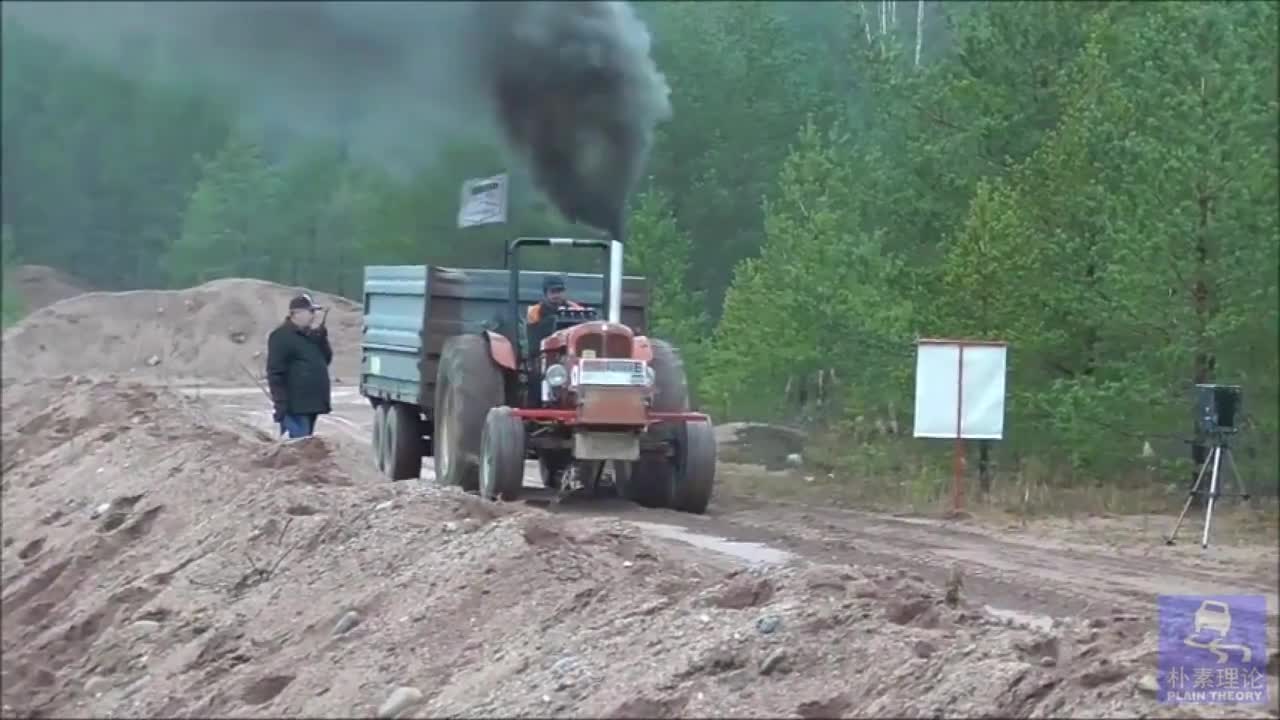拖拉机全油门冲坡发动机喷出浓浓黑烟