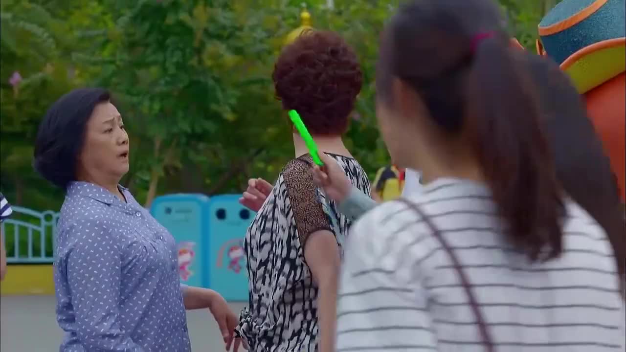 淘气爷孙嘉乐念瑶贪玩跑游乐园闯关四个老人折腾苦了