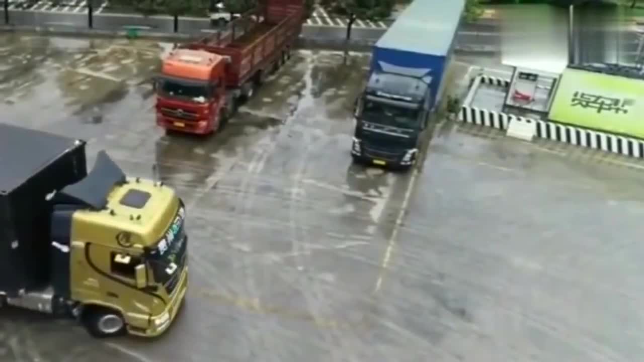 半挂车倒车入库,河南司机这倒车技术太牛!