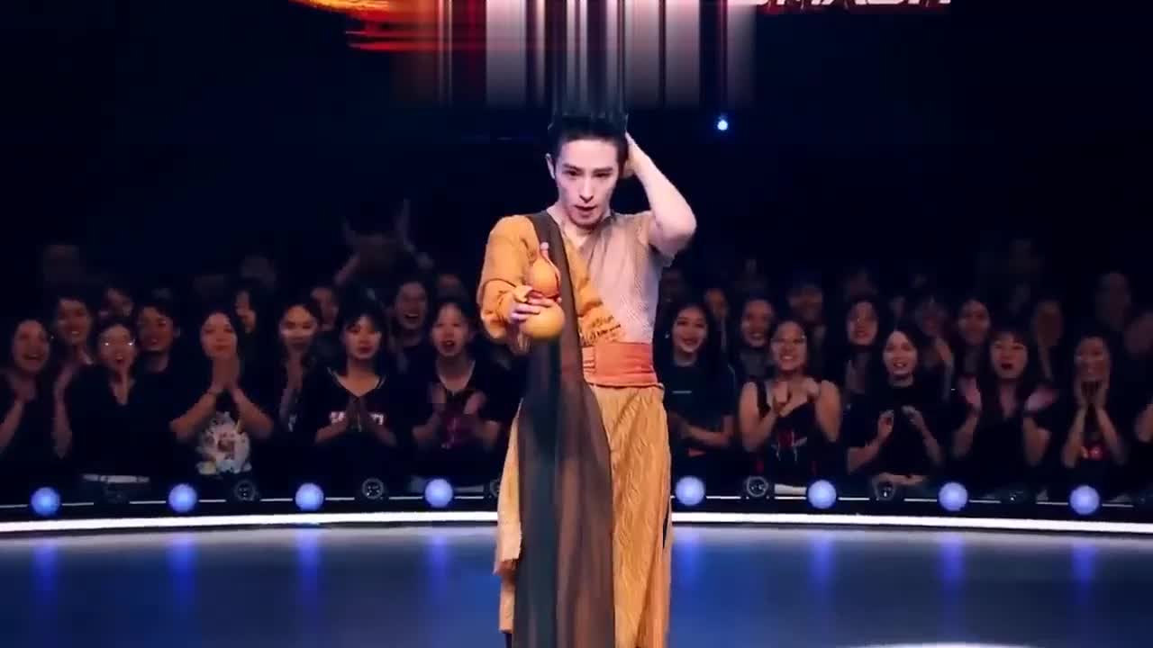 舞蹈风暴帅气舞者张翰手拿葫芦醉酒上场飘逸十足