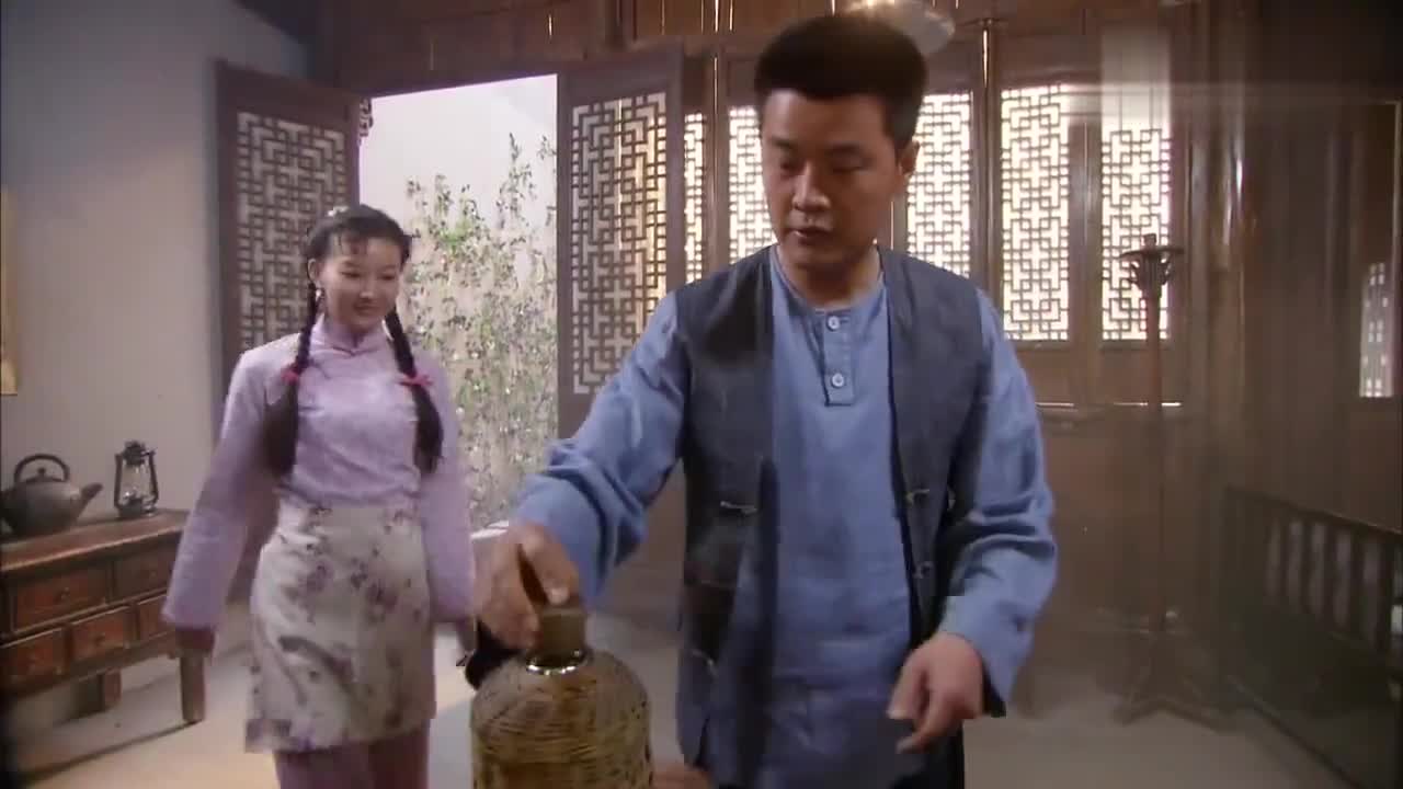 九丹姑娘拿着笛子交给了小伙小伙满脸开心直接吹了起来