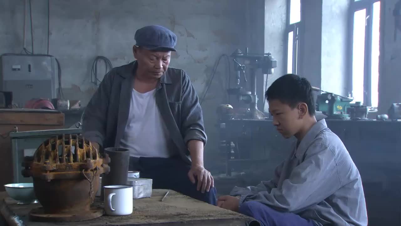 养父的花样年华男孩思考许久决定去上学总算没辜负老爹的努力