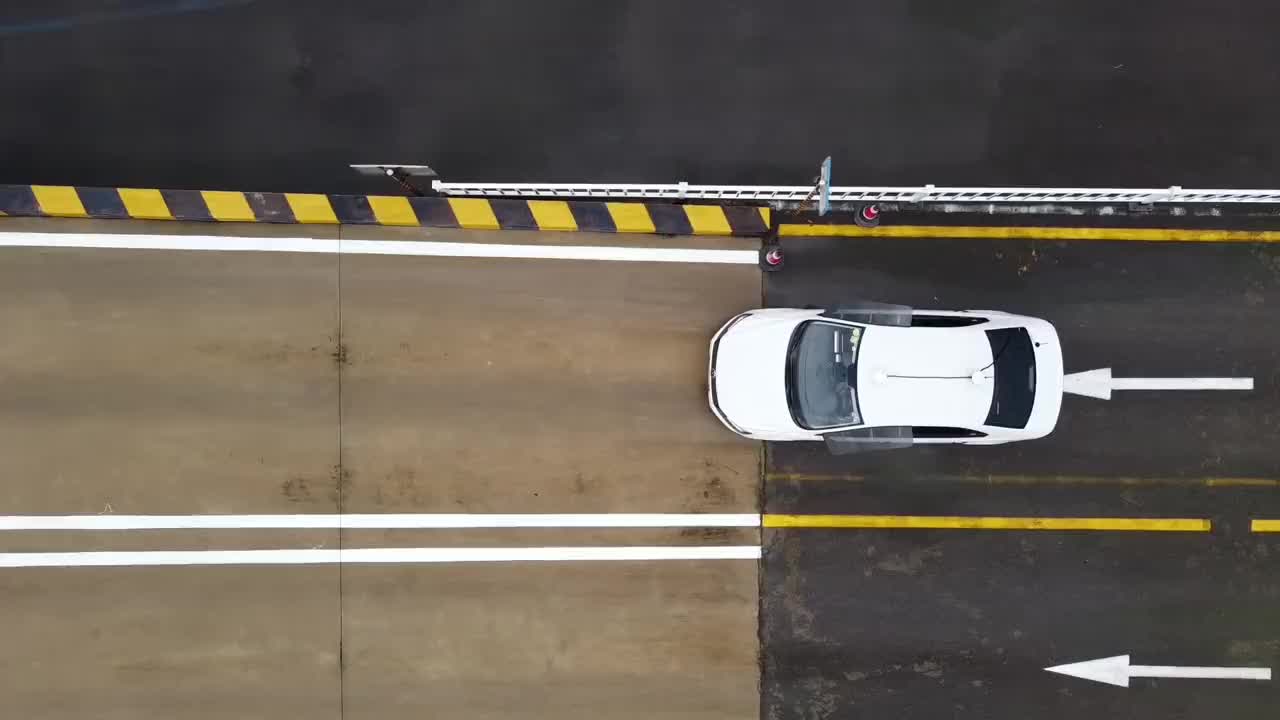 副驾驶睡一个后排睡一个