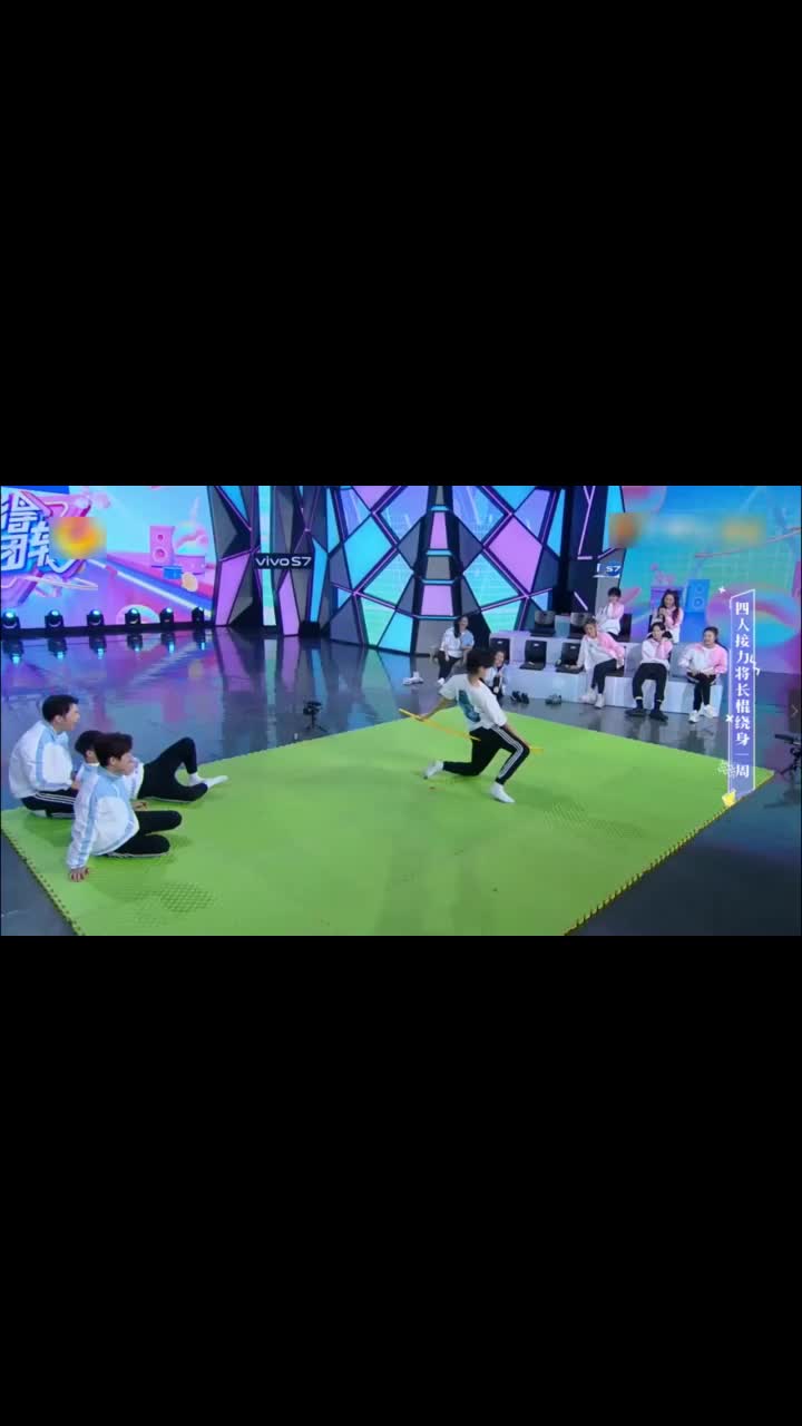 快乐大本营:黄明昊柔韧游戏,无奈二度卡裆,使出吃奶的劲