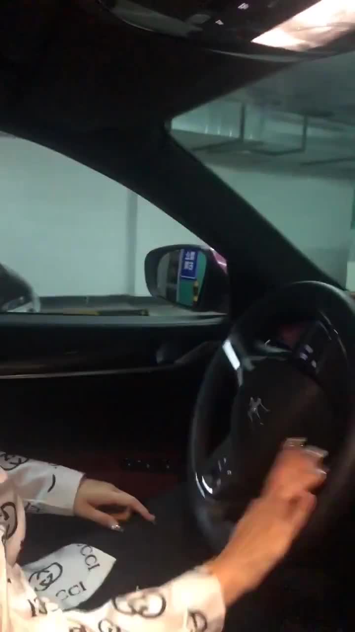 在街上偶遇一位女司机开着玛莎拉蒂捎我一段路,没想到是个高手!