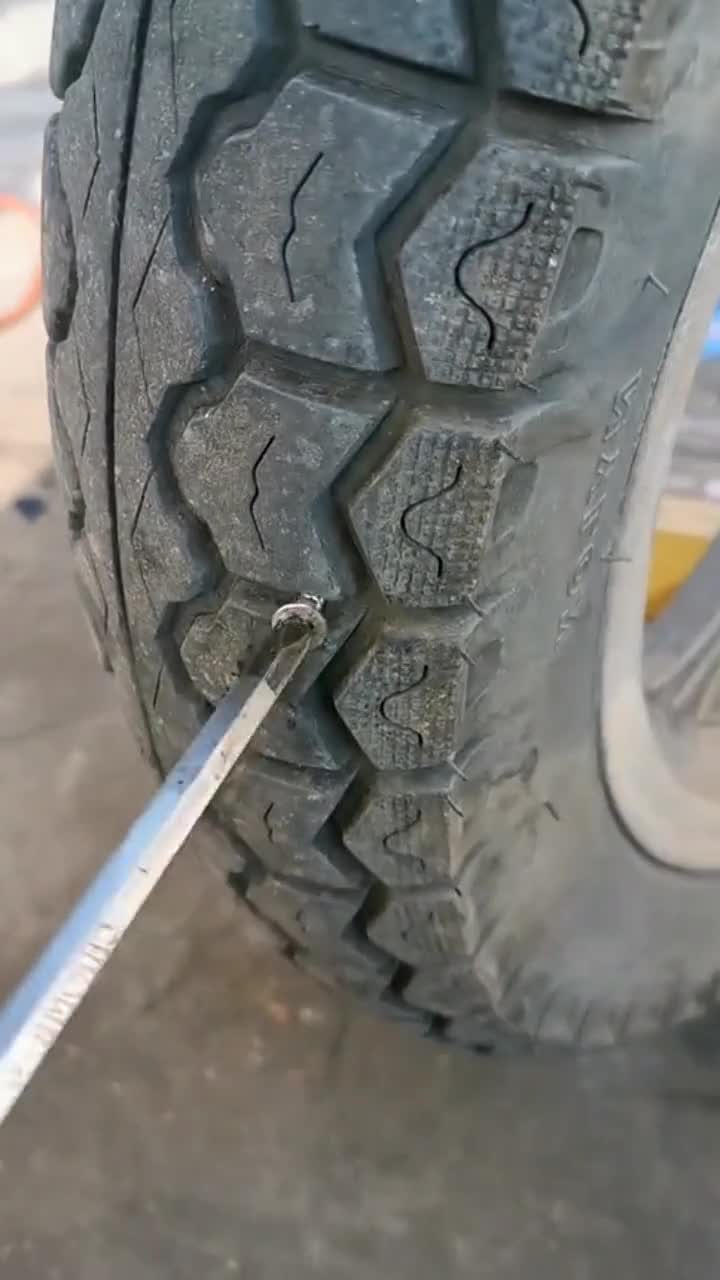 轮胎扎进去一个钉子怎么办汽修工一波操作外行人都看懵了