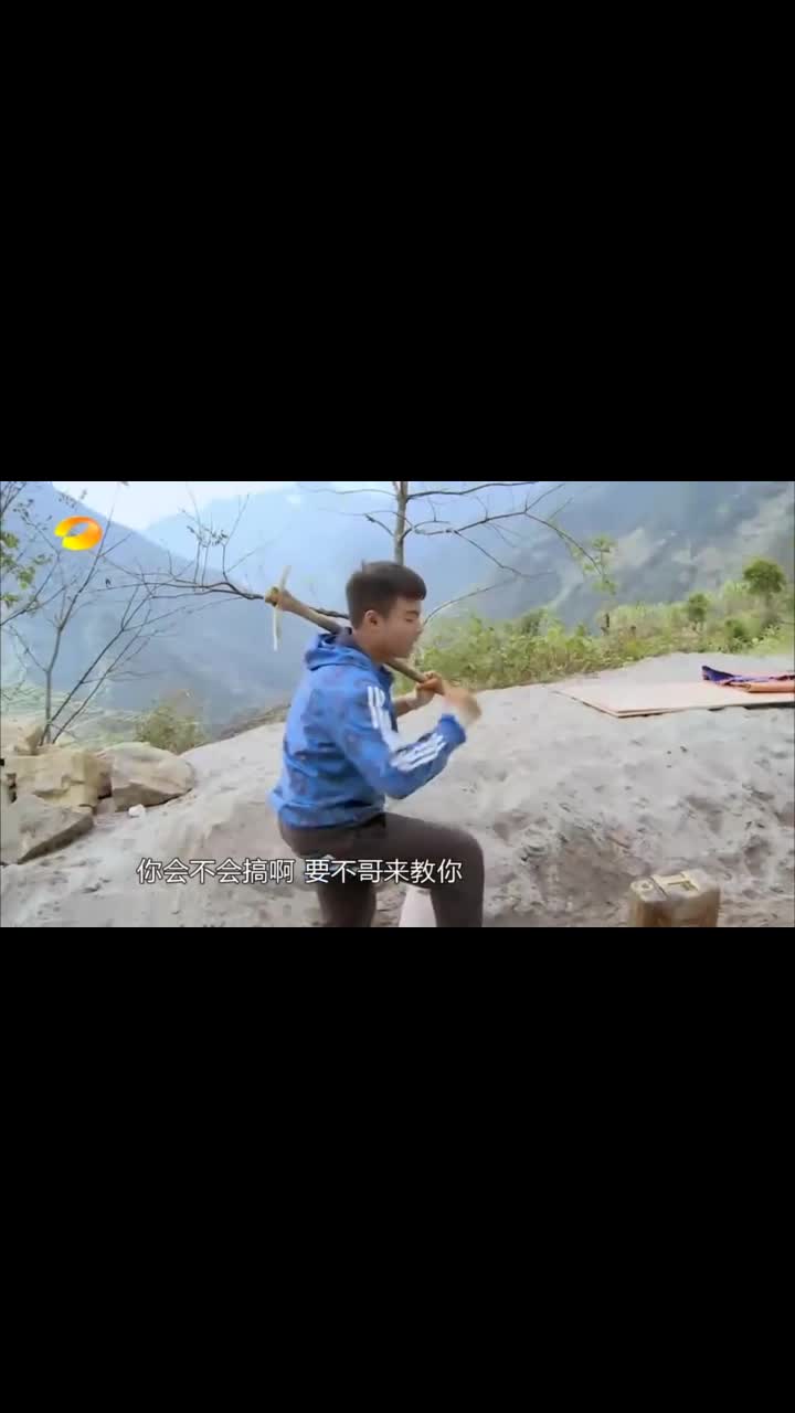 梁佳铭优越感爆棚搬石头砸了自己脚迁怒小动物