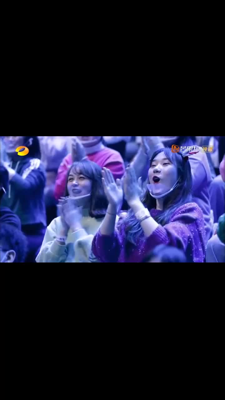 锤娜丽莎张海宇上演《唐宫夜宴》,完美复制原版,尽显俏皮可爱