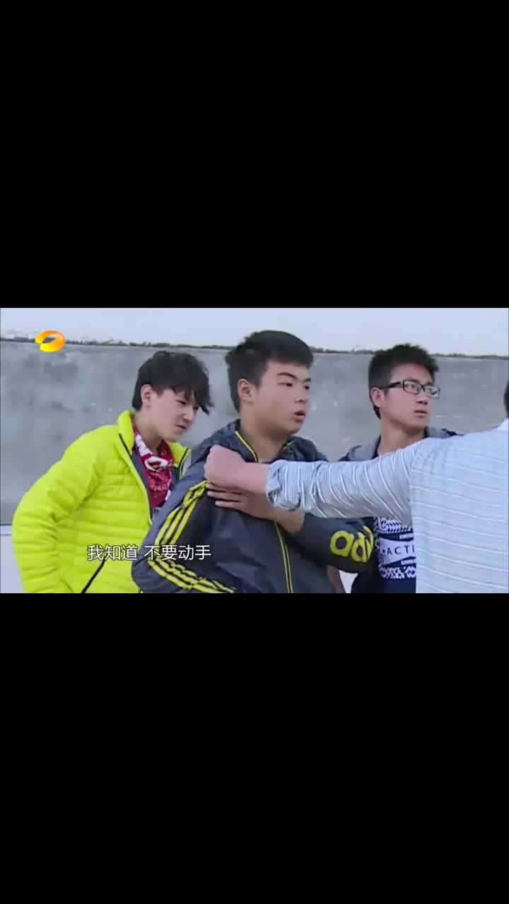 变形计富二代砸烂老师办公室的门还一脸理直气壮的顶撞老师