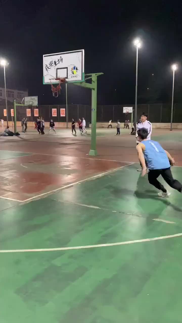 草根扣篮王野球场惊现大风车暴扣